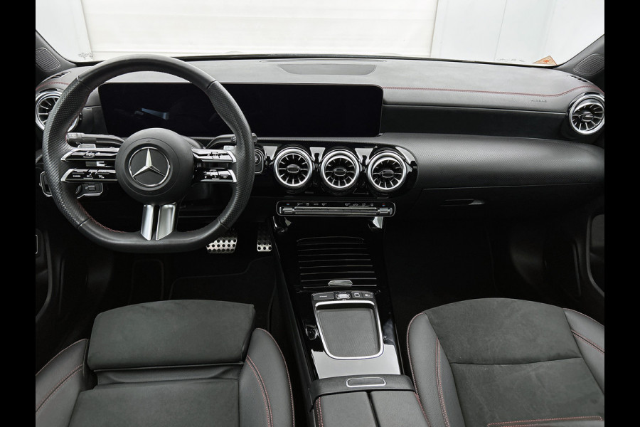 Mercedes-Benz CLA-Klasse 250 e Business Solution AMG Trekhaak | AMG Line | Night Pakket | Panorama Schuif-Kanteldak | Parkeerpakket met achteruitrijcamera | Sfeerverlichting. Inclusief 24 maanden MB Certified garantie voor Europa.
