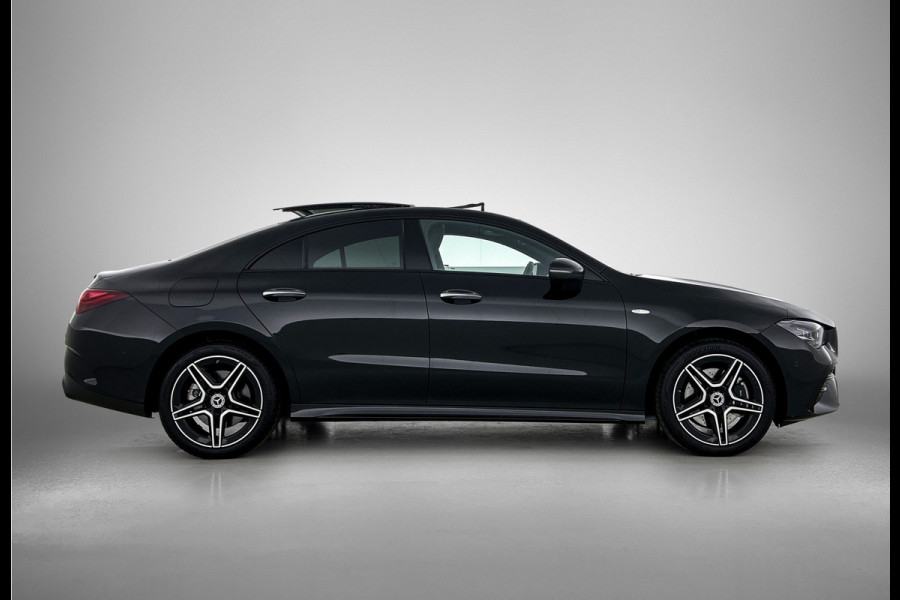 Mercedes-Benz CLA-Klasse 250 e Business Solution AMG Trekhaak | AMG Line | Night Pakket | Panorama Schuif-Kanteldak | Parkeerpakket met achteruitrijcamera | Sfeerverlichting. Inclusief 24 maanden MB Certified garantie voor Europa.