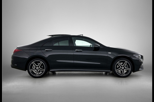 Mercedes-Benz CLA-Klasse 250 e Business Solution AMG Trekhaak | AMG Line | Night Pakket | Panorama Schuif-Kanteldak | Parkeerpakket met achteruitrijcamera | Sfeerverlichting. Inclusief 24 maanden MB Certified garantie voor Europa.