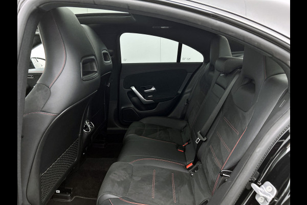 Mercedes-Benz CLA-Klasse 250 e Business Solution AMG Trekhaak | AMG Line | Night Pakket | Panorama Schuif-Kanteldak | Parkeerpakket met achteruitrijcamera | Sfeerverlichting. Inclusief 24 maanden MB Certified garantie voor Europa.