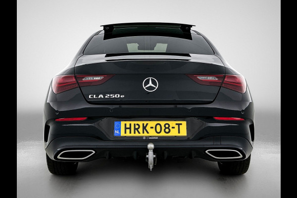 Mercedes-Benz CLA-Klasse 250 e Business Solution AMG Trekhaak | AMG Line | Night Pakket | Panorama Schuif-Kanteldak | Parkeerpakket met achteruitrijcamera | Sfeerverlichting. Inclusief 24 maanden MB Certified garantie voor Europa.