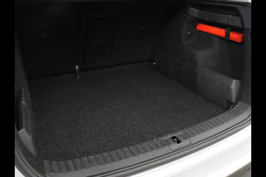 Škoda ENYAQ iV 60 SOH 91,2% | Adaptive cruise | Stuur/stoel verwarming | Trekhaak | Camera | Sfeerverlichting |