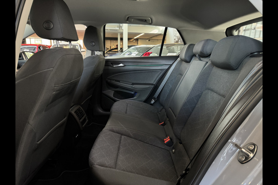 Volkswagen Golf 1.5 eTSI DSG LIFE BUSINESS CAMERA/ACC/CARPLAY/SFEERVERL.