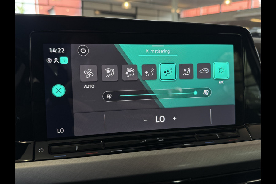 Volkswagen Golf 1.5 eTSI DSG LIFE BUSINESS CAMERA/ACC/CARPLAY/SFEERVERL.