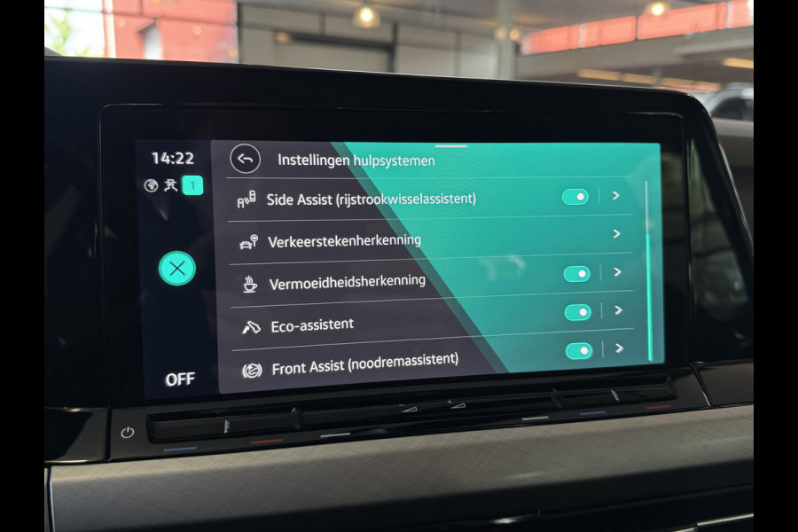 Volkswagen Golf 1.5 eTSI DSG LIFE BUSINESS CAMERA/ACC/CARPLAY/SFEERVERL.