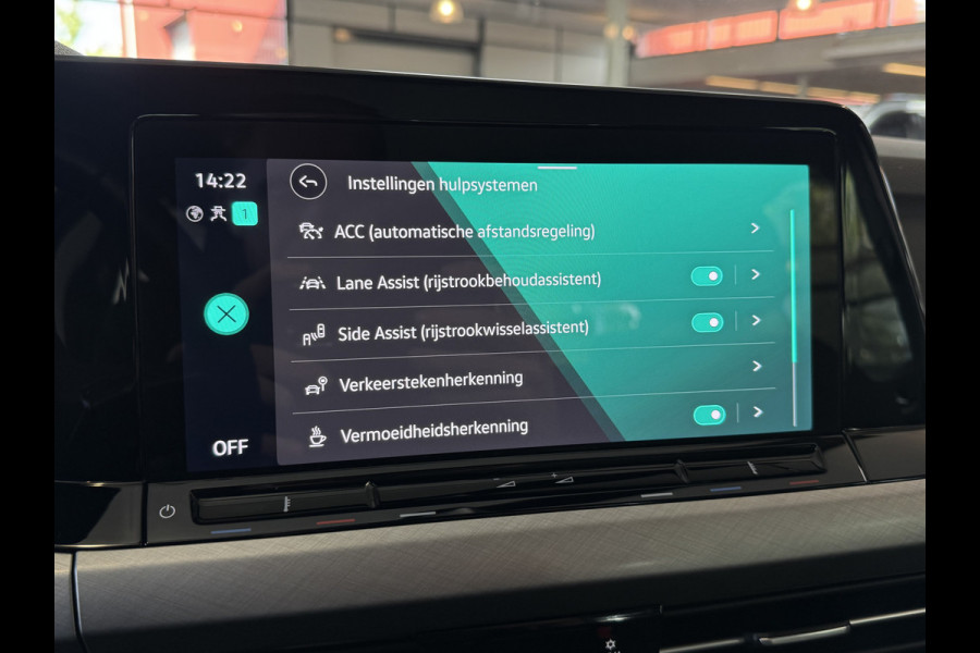 Volkswagen Golf 1.5 eTSI DSG LIFE BUSINESS CAMERA/ACC/CARPLAY/SFEERVERL.