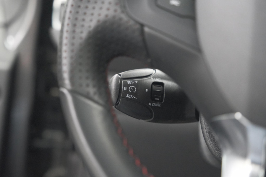 Peugeot 2008 PureTech 110 EAT6 GT Line | Trekhaak | Panoramadak | Apple Carplay | Parkeersensoren