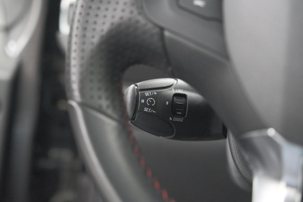 Peugeot 2008 PureTech 110 EAT6 GT Line | Trekhaak | Panoramadak | Apple Carplay | Parkeersensoren