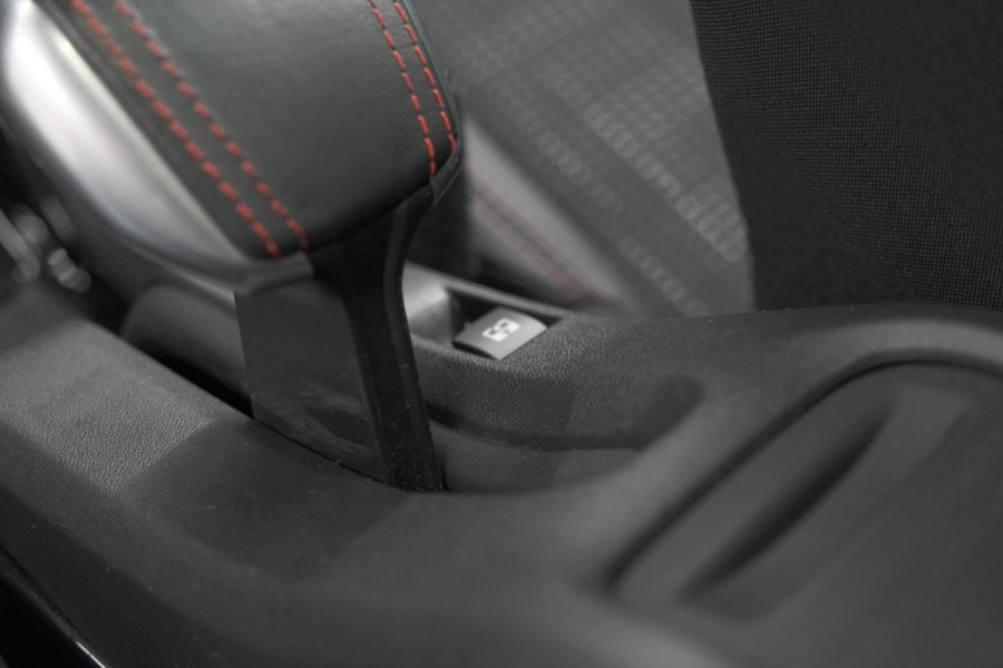 Peugeot 2008 PureTech 110 EAT6 GT Line | Trekhaak | Panoramadak | Apple Carplay | Parkeersensoren
