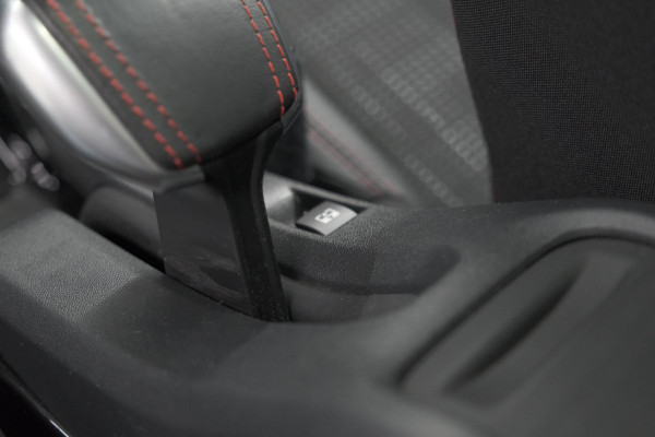 Peugeot 2008 PureTech 110 EAT6 GT Line | Trekhaak | Panoramadak | Apple Carplay | Parkeersensoren