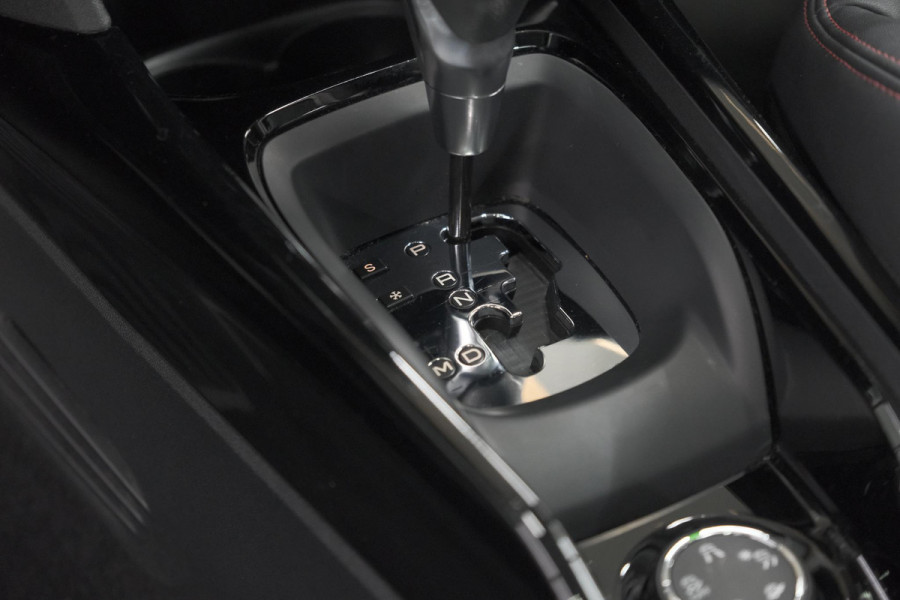 Peugeot 2008 PureTech 110 EAT6 GT Line | Trekhaak | Panoramadak | Apple Carplay | Parkeersensoren