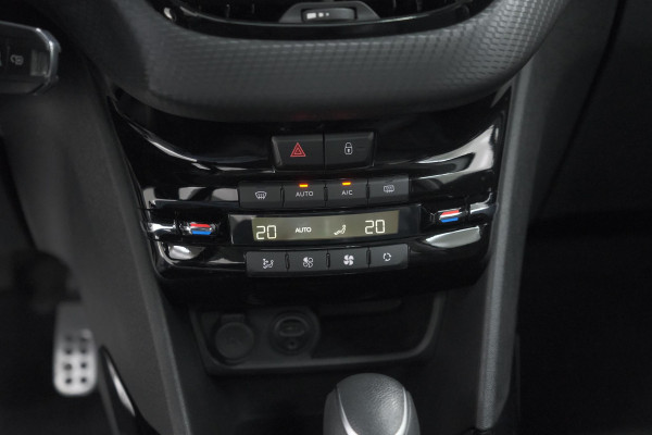 Peugeot 2008 PureTech 110 EAT6 GT Line | Trekhaak | Panoramadak | Apple Carplay | Parkeersensoren