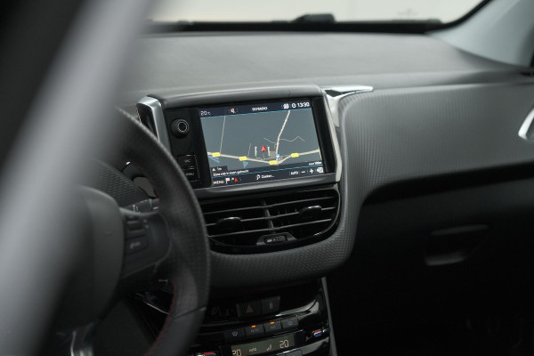 Peugeot 2008 PureTech 110 EAT6 GT Line | Trekhaak | Panoramadak | Apple Carplay | Parkeersensoren