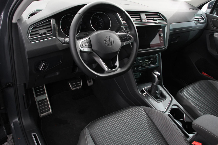 Volkswagen Tiguan 1.5 TSI DSG Active Navigatie App connect Wireless Adaptieve Cruise Control Travel Assist Parkeersensoren Camera Park Assist Stoel- en stuurverwarming Elektrische achterklep Virtual Cockpit