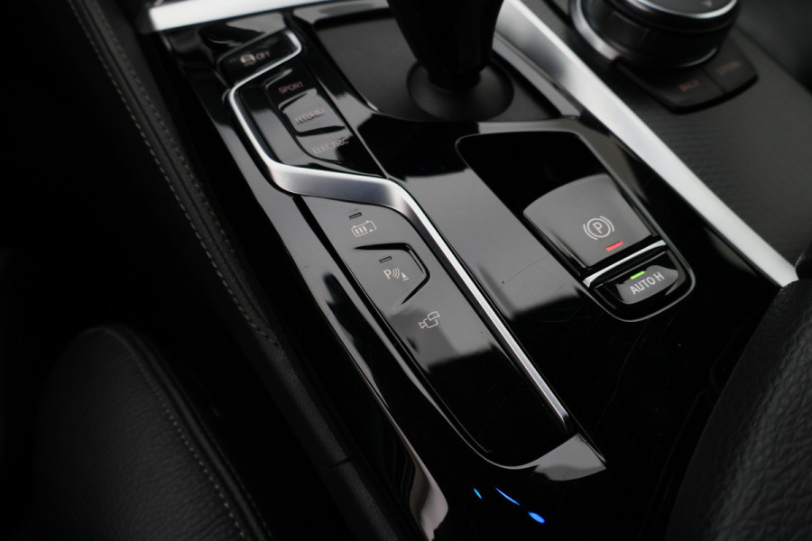 BMW 5 Serie Touring 530e M Sport Edition Leer, Soft-Close, 360° Camera, Head-Up, Stoelverwarming/ventilatie, LED, 19''