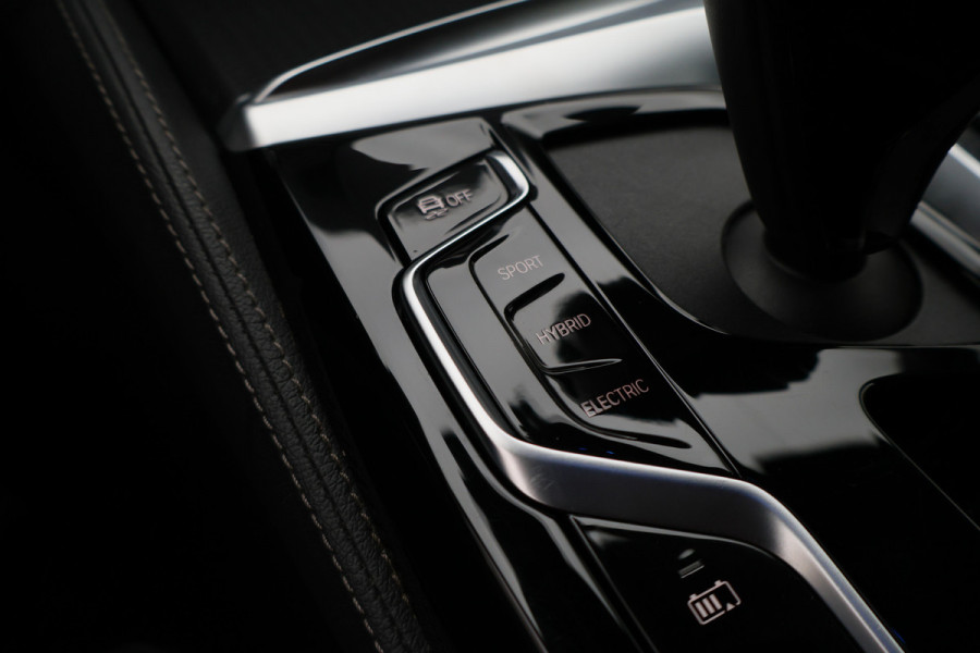 BMW 5 Serie Touring 530e M Sport Edition Leer, Soft-Close, 360° Camera, Head-Up, Stoelverwarming/ventilatie, LED, 19''