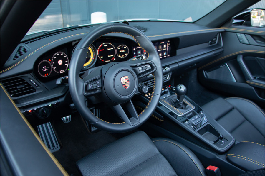 Porsche 911 Cabrio 3.0 Carrera GTS 480PK | Handgeschakeld | Keramische | NL Auto | Burmester | Lift | ACC | PDCC | 360 Camera | Exclusive Ma Approved-garantie tot 2028 | Sportuitlaat | PDLS |  Achterasbesturing | Stoelventilatie + Verwaring | Stuurverwarming | Memory | Sport-Chrono | Lane & Side Assist | N.P €263.197 | Auto Blip | Front Xpel PPF | Interieurverlichting | 18-voudige Sportstoelen | Apple & Android Carplay.