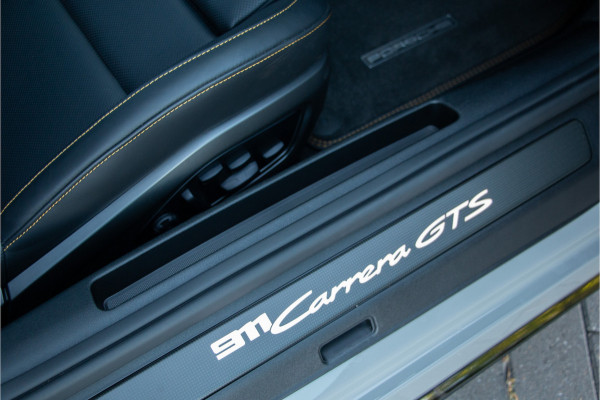 Porsche 911 Cabrio 3.0 Carrera GTS 480PK | Handgeschakeld | Keramische | NL Auto | Burmester | Lift | ACC | PDCC | 360 Camera | Exclusive Ma Approved-garantie tot 2028 | Sportuitlaat | PDLS |  Achterasbesturing | Stoelventilatie + Verwaring | Stuurverwarming | Memory | Sport-Chrono | Lane & Side Assist | N.P €263.197 | Auto Blip | Front Xpel PPF | Interieurverlichting | 18-voudige Sportstoelen | Apple & Android Carplay.