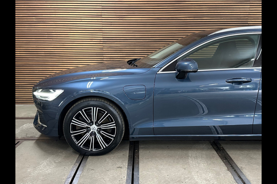 Volvo V60 2.0 T6 Recharge AWD R-Design | Elektr. trekhaak | Pano | 360° Camera |Massage | Stoelventilatie | CarPlay | Adaptive LED
