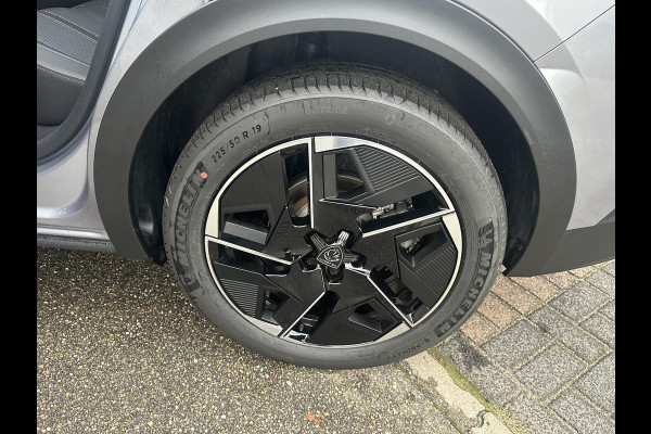 Peugeot e-408 Allure 58 kWh SOH 99% | NIEUWE AUTO | ACHTERUITRIJCAMERA | KEYLESS | STOEL + STUURVERWARMING | ADAP. CRUISE | APPLE CARPLAY | RIJKLAAR INCL. 12 MND BOVAG GARANTIE |