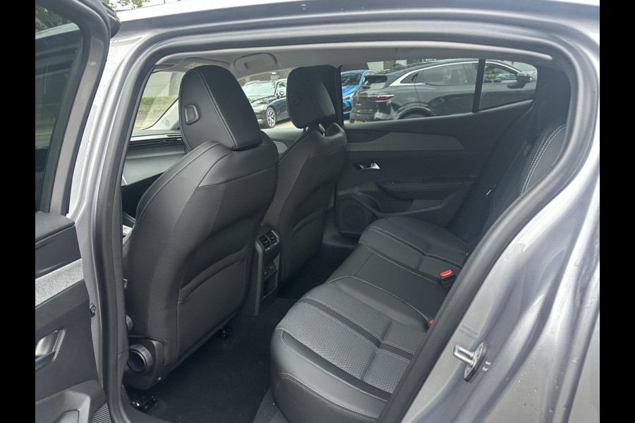 Peugeot e-408 Allure 58 kWh SOH 99% | NIEUWE AUTO | ACHTERUITRIJCAMERA | KEYLESS | STOEL + STUURVERWARMING | ADAP. CRUISE | APPLE CARPLAY | RIJKLAAR INCL. 12 MND BOVAG GARANTIE |