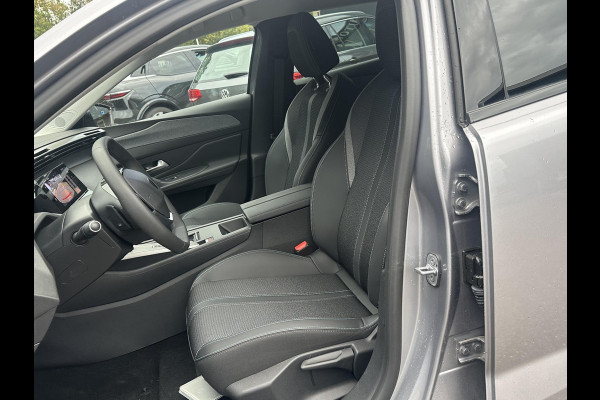 Peugeot e-408 Allure 58 kWh SOH 99% | NIEUWE AUTO | ACHTERUITRIJCAMERA | KEYLESS | STOEL + STUURVERWARMING | ADAP. CRUISE | APPLE CARPLAY | RIJKLAAR INCL. 12 MND BOVAG GARANTIE |