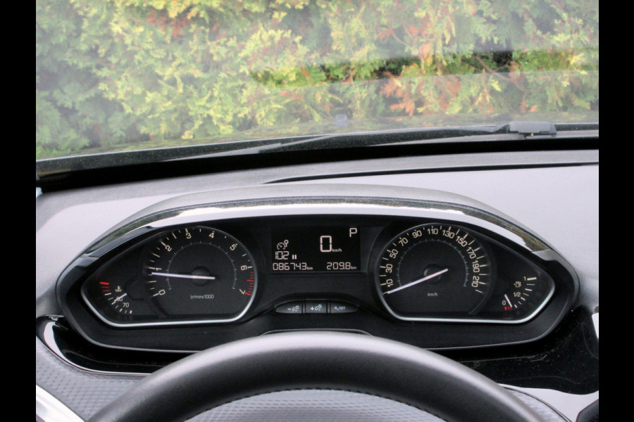 Peugeot 2008 1.2 PureTech Automaat * Navi * Pano * Trekhaak *