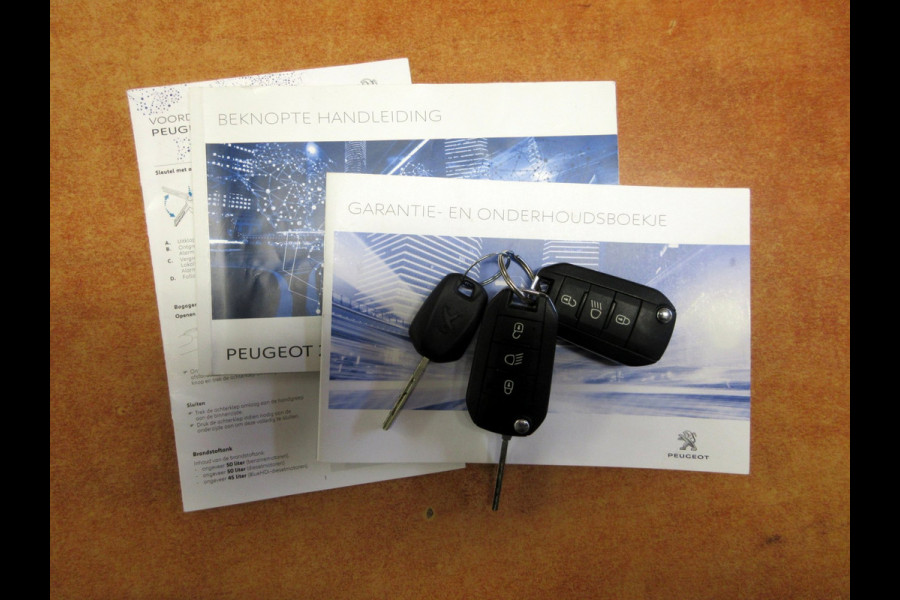 Peugeot 2008 1.2 PureTech Automaat * Navi * Pano * Trekhaak *