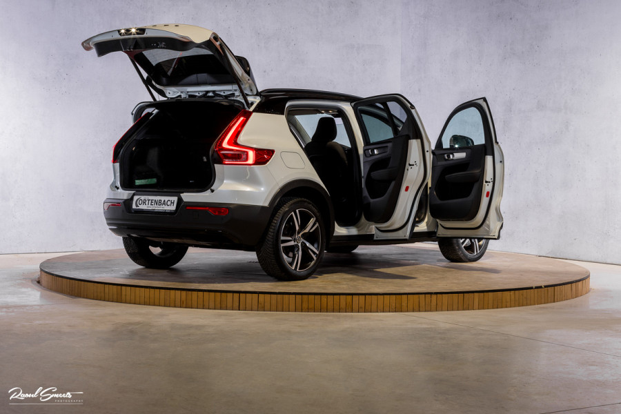 Volvo XC40 1.5 T4 Recharge R-Design | Zwenkbare trekhaak | Blis | Crystal White | Apple carplay |