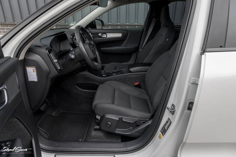 Volvo XC40 1.5 T4 Recharge R-Design | Zwenkbare trekhaak | Blis | Crystal White | Apple carplay |