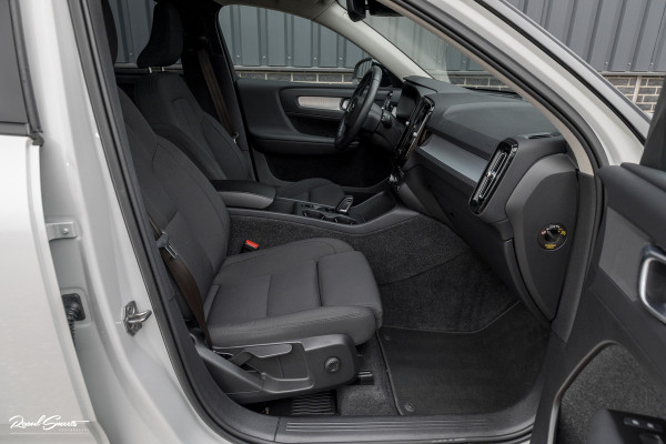 Volvo XC40 1.5 T4 Recharge R-Design | Zwenkbare trekhaak | Blis | Crystal White | Apple carplay |