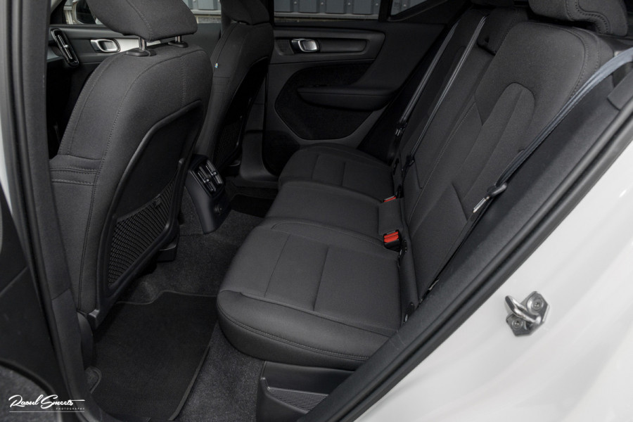 Volvo XC40 1.5 T4 Recharge R-Design | Zwenkbare trekhaak | Blis | Crystal White | Apple carplay |