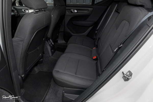 Volvo XC40 1.5 T4 Recharge R-Design | Zwenkbare trekhaak | Blis | Crystal White | Apple carplay |