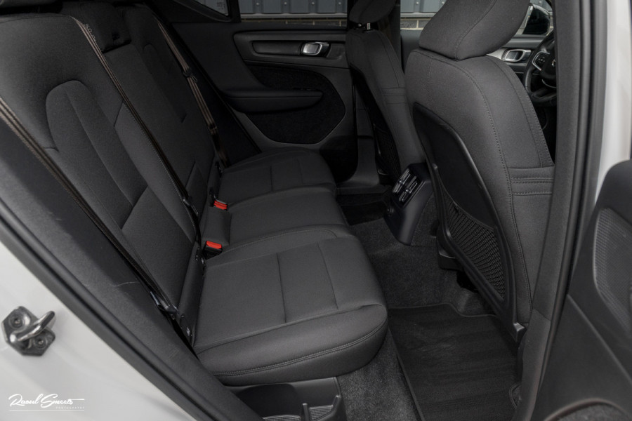 Volvo XC40 1.5 T4 Recharge R-Design | Zwenkbare trekhaak | Blis | Crystal White | Apple carplay |