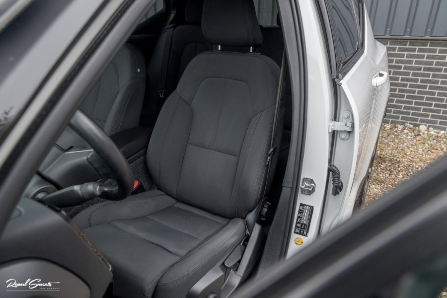 Volvo XC40 1.5 T4 Recharge R-Design | Zwenkbare trekhaak | Blis | Crystal White | Apple carplay |
