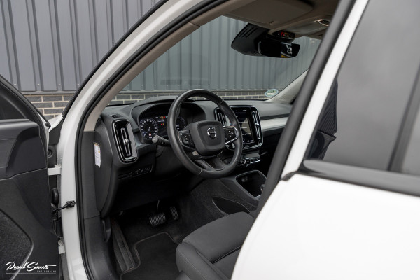 Volvo XC40 1.5 T4 Recharge R-Design | Zwenkbare trekhaak | Blis | Crystal White | Apple carplay |