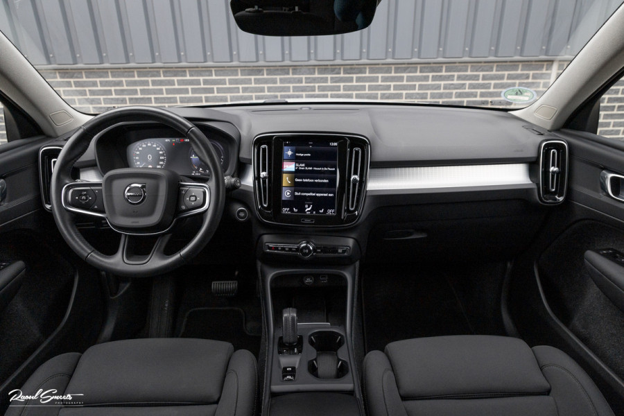 Volvo XC40 1.5 T4 Recharge R-Design | Zwenkbare trekhaak | Blis | Crystal White | Apple carplay |