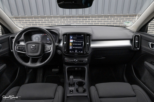 Volvo XC40 1.5 T4 Recharge R-Design | Zwenkbare trekhaak | Blis | Crystal White | Apple carplay |