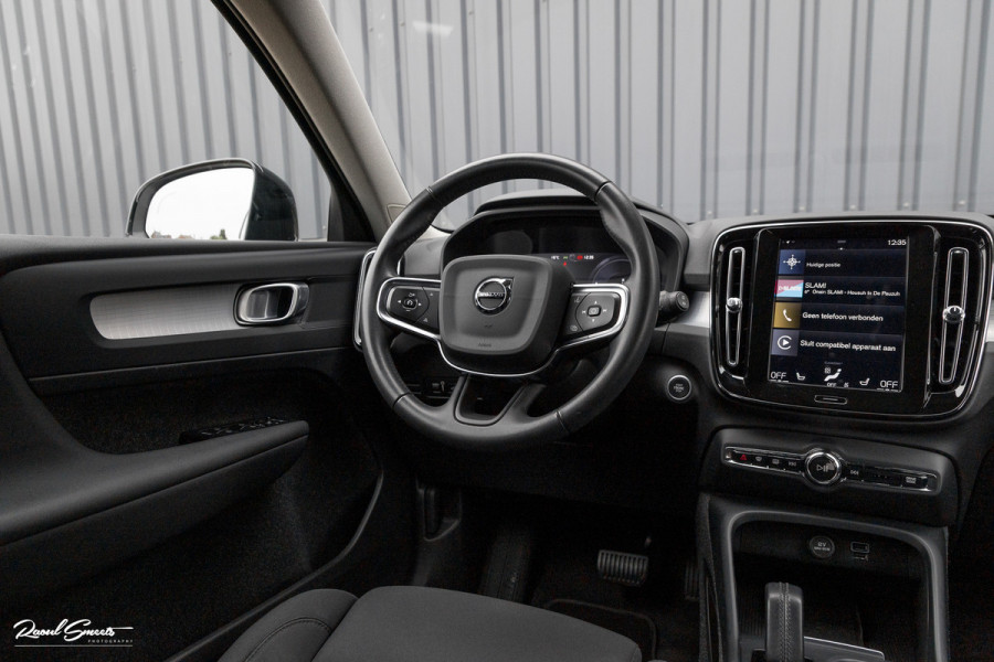 Volvo XC40 1.5 T4 Recharge R-Design | Zwenkbare trekhaak | Blis | Crystal White | Apple carplay |