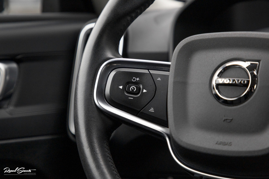 Volvo XC40 1.5 T4 Recharge R-Design | Zwenkbare trekhaak | Blis | Crystal White | Apple carplay |