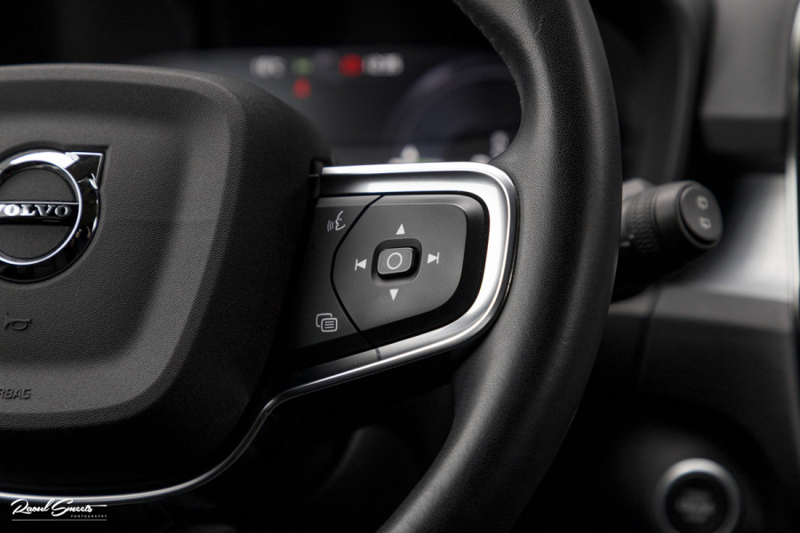 Volvo XC40 1.5 T4 Recharge R-Design | Zwenkbare trekhaak | Blis | Crystal White | Apple carplay |