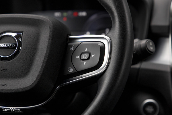Volvo XC40 1.5 T4 Recharge R-Design | Zwenkbare trekhaak | Blis | Crystal White | Apple carplay |