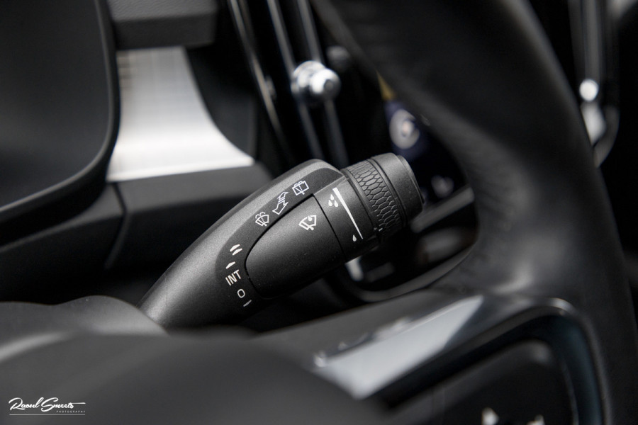 Volvo XC40 1.5 T4 Recharge R-Design | Zwenkbare trekhaak | Blis | Crystal White | Apple carplay |