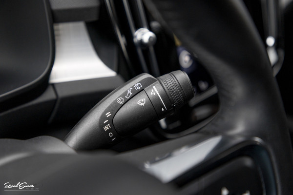 Volvo XC40 1.5 T4 Recharge R-Design | Zwenkbare trekhaak | Blis | Crystal White | Apple carplay |