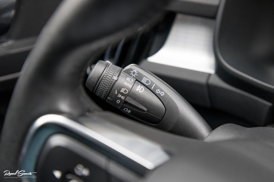Volvo XC40 1.5 T4 Recharge R-Design | Zwenkbare trekhaak | Blis | Crystal White | Apple carplay |