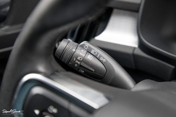 Volvo XC40 1.5 T4 Recharge R-Design | Zwenkbare trekhaak | Blis | Crystal White | Apple carplay |