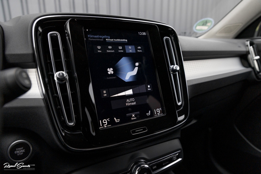 Volvo XC40 1.5 T4 Recharge R-Design | Zwenkbare trekhaak | Blis | Crystal White | Apple carplay |