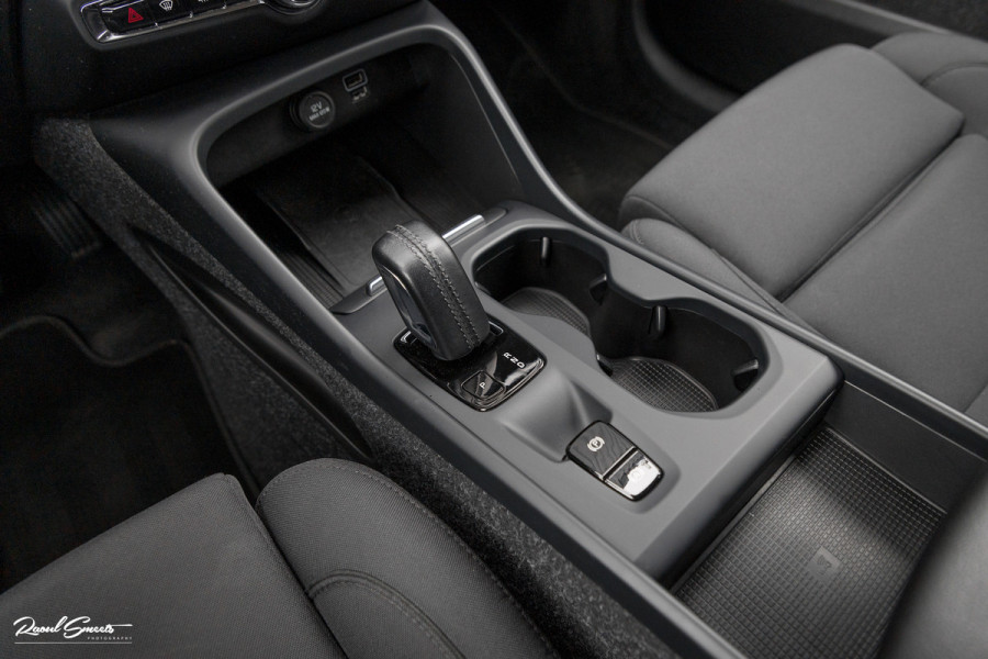 Volvo XC40 1.5 T4 Recharge R-Design | Zwenkbare trekhaak | Blis | Crystal White | Apple carplay |