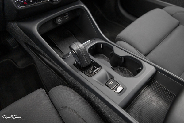 Volvo XC40 1.5 T4 Recharge R-Design | Zwenkbare trekhaak | Blis | Crystal White | Apple carplay |