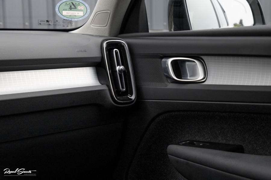 Volvo XC40 1.5 T4 Recharge R-Design | Zwenkbare trekhaak | Blis | Crystal White | Apple carplay |